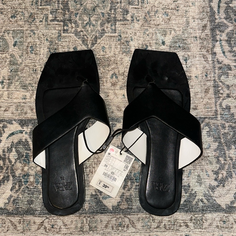 Black square flip flips leather from Zara